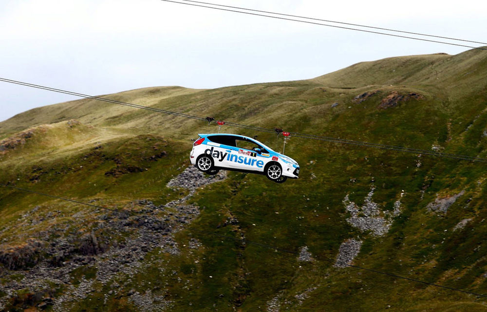 Campanie de promovare dusă la extrem: un Ford Fiesta pregătit pentru raliuri coboară pe tiroliană în Țara Galilor - Poza 3