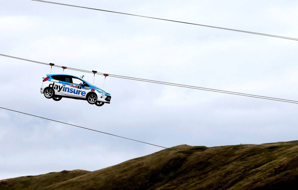 Campanie de promovare dusă la extrem: un Ford Fiesta pregătit pentru raliuri coboară pe tiroliană în Țara Galilor - Poza 4