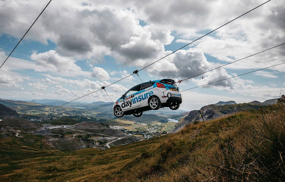 Campanie de promovare dusă la extrem: un Ford Fiesta pregătit pentru raliuri coboară pe tiroliană în Țara Galilor - Poza 5