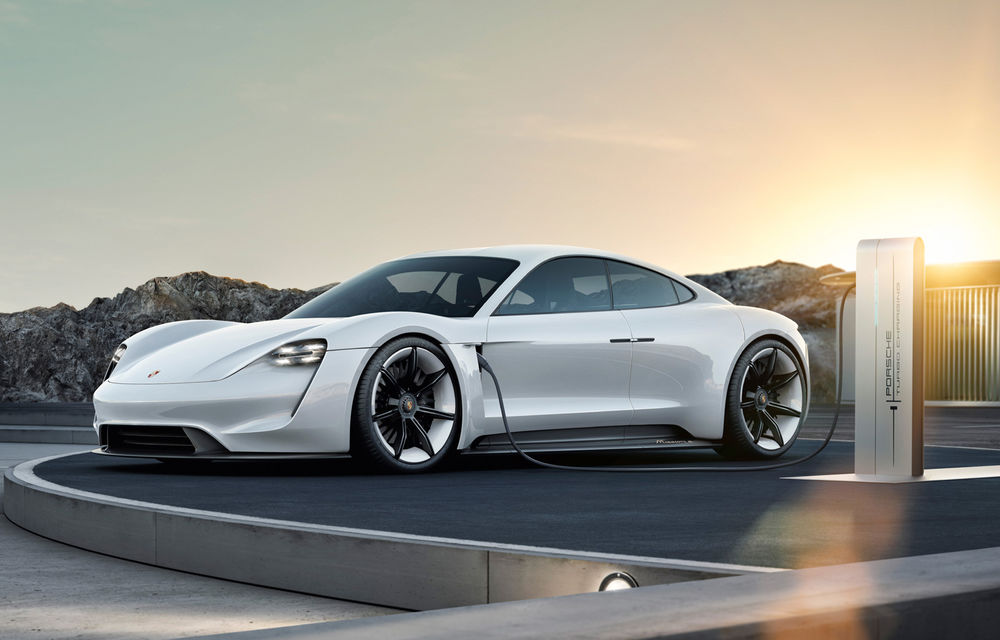 Porsche Taycan, disponibil la precomandă în Franța: avans de 2.500 de euro pentru supercarul electric care apare în 2019 - Poza 1