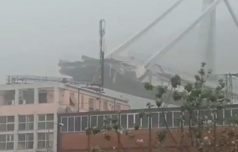 Un viaduct al unei autostrăzi din apropiere de Genova s-a prăbușit. Ministrul transporturilor din Italia:&quot;Urmăresc cu mare îngrijorare ceea ce pare a fi o tragedie uriașă&quot; - Poza 1