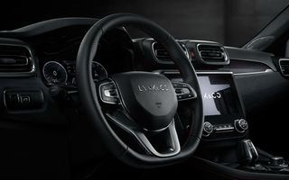 Primul sedan al chinezilor de la Lynk&Co, dezvăluit complet: interior modern, platformă Volvo și versiune hibridă