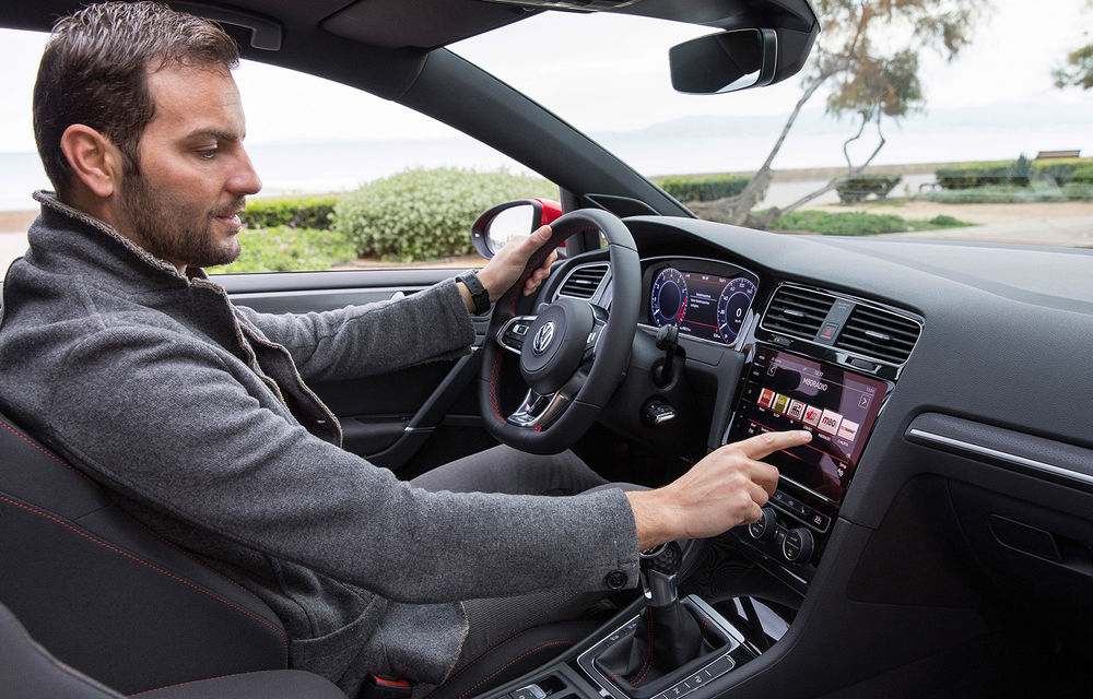 Detalii noi despre Volkswagen Golf 8: hatchback-ul ar putea avea un interior complet digital și va aspira la clienții BMW, Audi și Mercedes - Poza 1