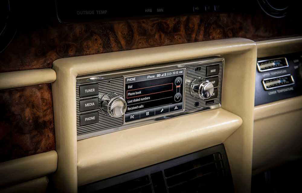 Jaguar Land Rover lansează un sistem de infotainment cu aspect retro dedicat istoricelor: ecran tactil de 3.5 inch și sistem de navigație - Poza 1