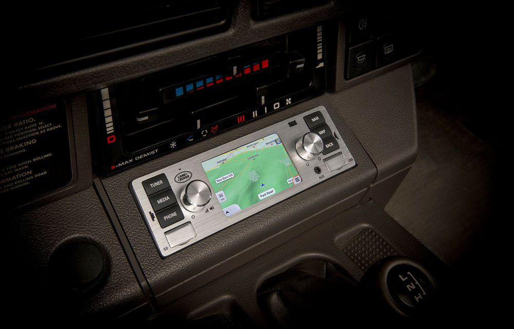 Jaguar Land Rover lansează un sistem de infotainment cu aspect retro dedicat istoricelor: ecran tactil de 3.5 inch și sistem de navigație - Poza 3
