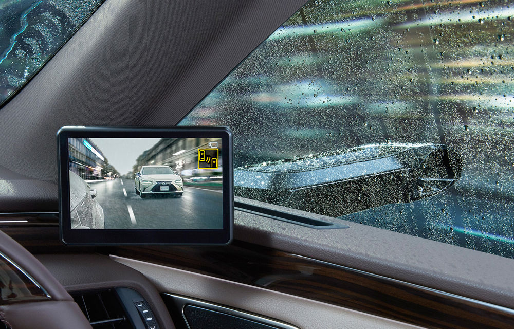 Lexus introduce camere video în loc de oglinzi laterale pe sedanul ES: imaginile, afișate în interiorul mașinii pe ecrane de 5 inch - Poza 3