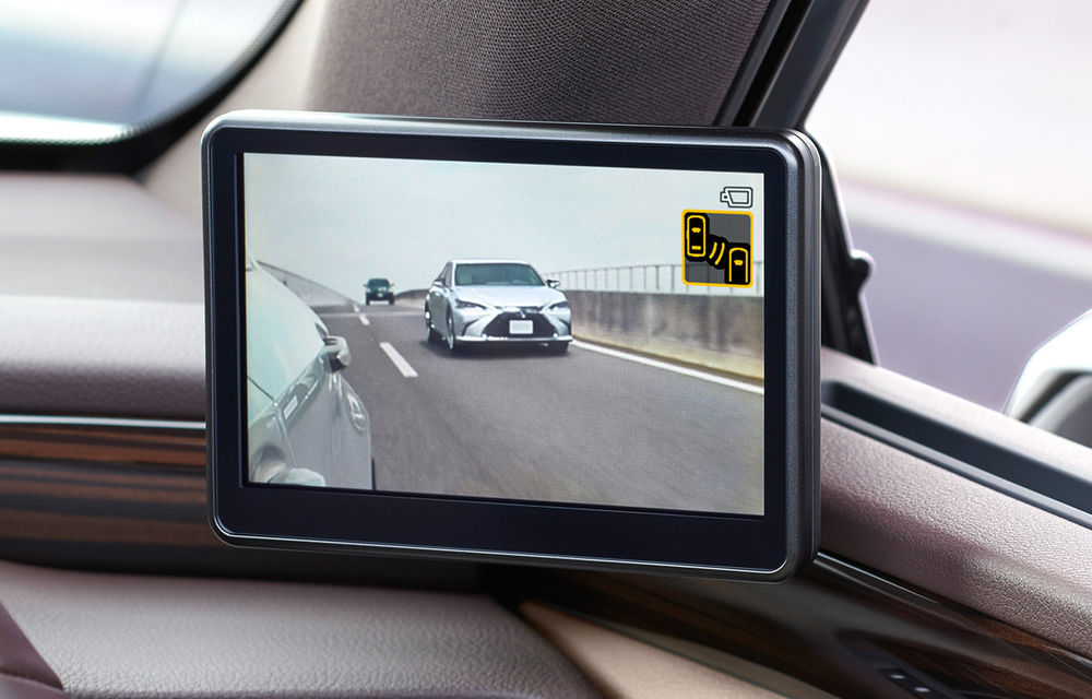 Lexus introduce camere video în loc de oglinzi laterale pe sedanul ES: imaginile, afișate în interiorul mașinii pe ecrane de 5 inch - Poza 4