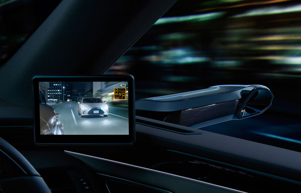 Lexus introduce camere video în loc de oglinzi laterale pe sedanul ES: imaginile, afișate în interiorul mașinii pe ecrane de 5 inch - Poza 1