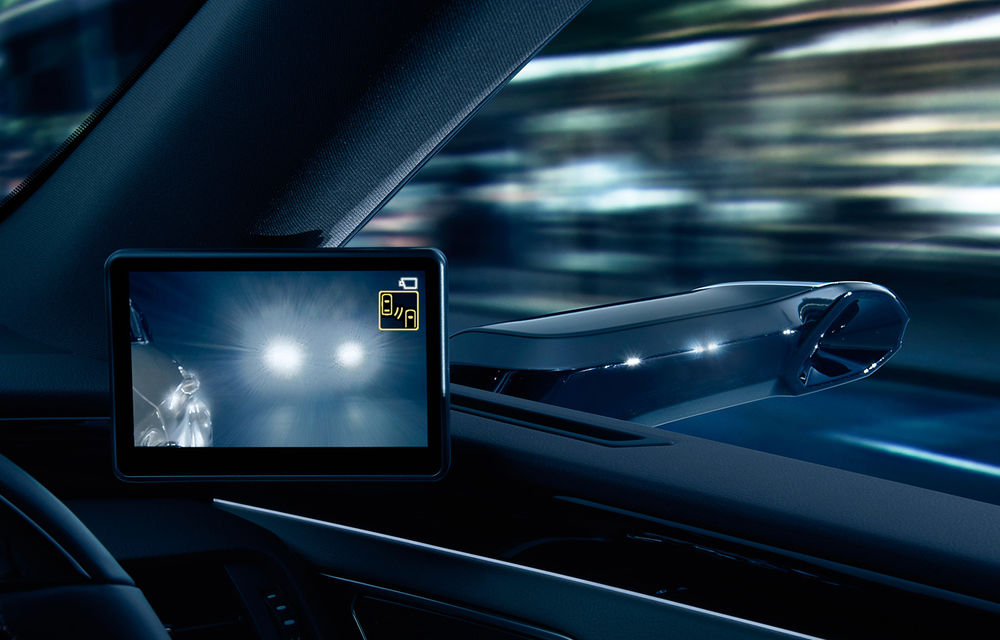 Lexus introduce camere video în loc de oglinzi laterale pe sedanul ES: imaginile, afișate în interiorul mașinii pe ecrane de 5 inch - Poza 2