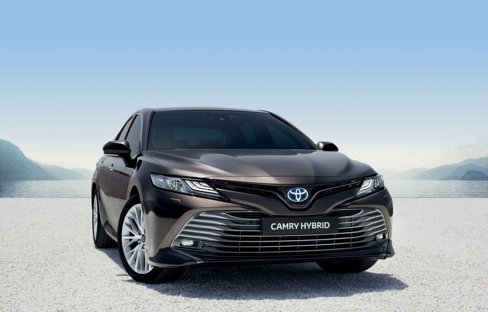 Noul Toyota Camry este aici: sedanul hibrid de segment mediu dezvoltă 218 cai putere și anunță un consum de 4.2 l/100 km - Poza 1