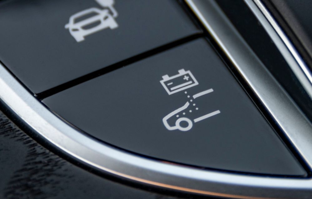 Mercedes-Benz Clasa E primește noi versiuni cu sistem hibrid de propulsie: până la 320 CP și autonomie în modul electric de 54 de kilometri - Poza 31