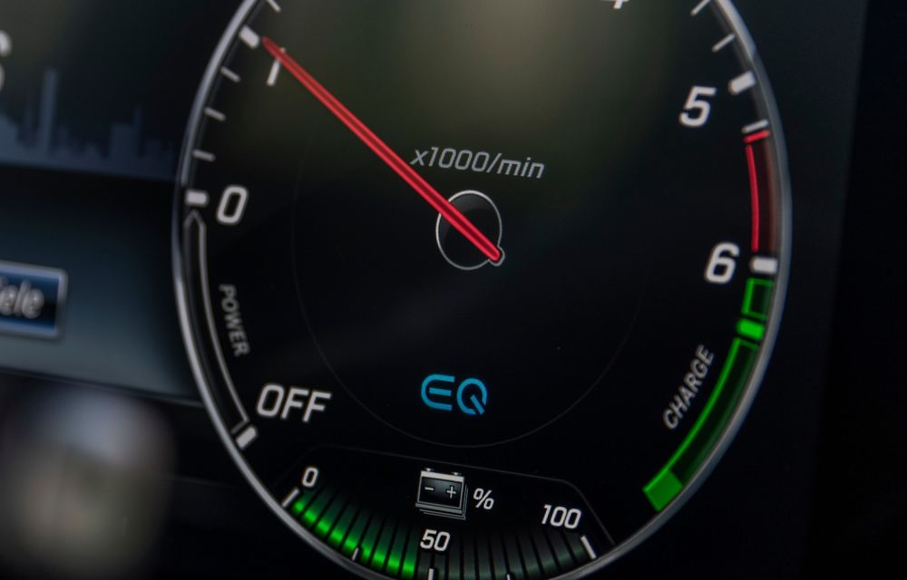 Mercedes-Benz Clasa E primește noi versiuni cu sistem hibrid de propulsie: până la 320 CP și autonomie în modul electric de 54 de kilometri - Poza 32