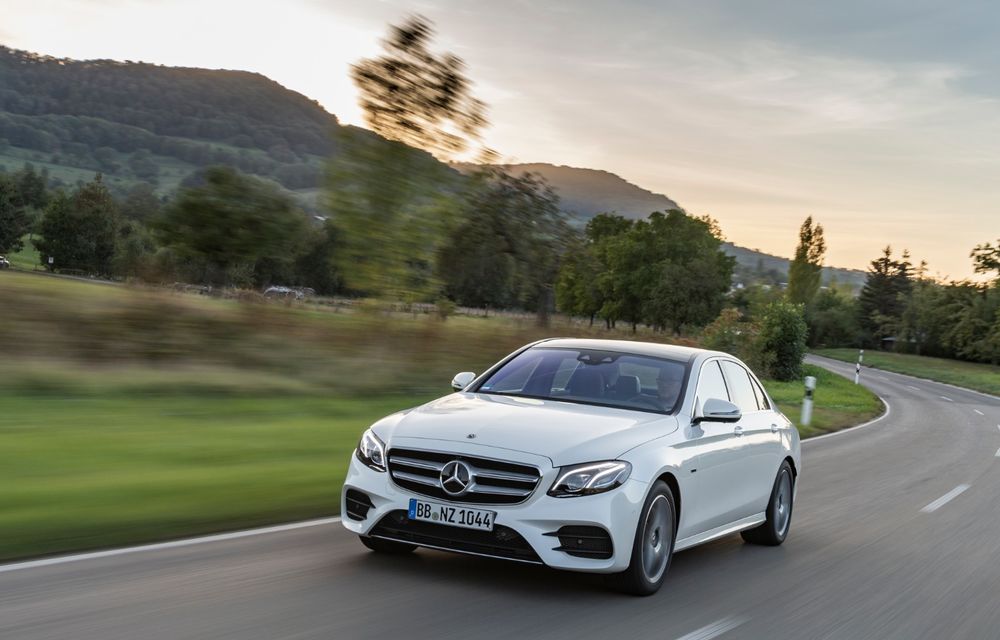 Mercedes-Benz Clasa E primește noi versiuni cu sistem hibrid de propulsie: până la 320 CP și autonomie în modul electric de 54 de kilometri - Poza 17
