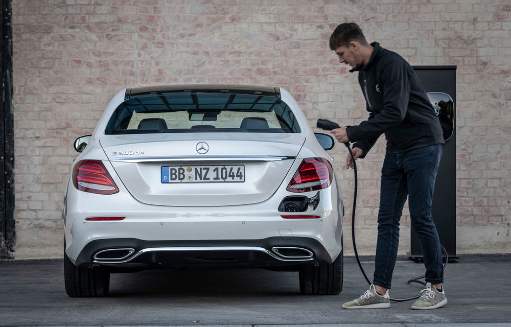 Mercedes-Benz Clasa E primește noi versiuni cu sistem hibrid de propulsie: până la 320 CP și autonomie în modul electric de 54 de kilometri - Poza 1