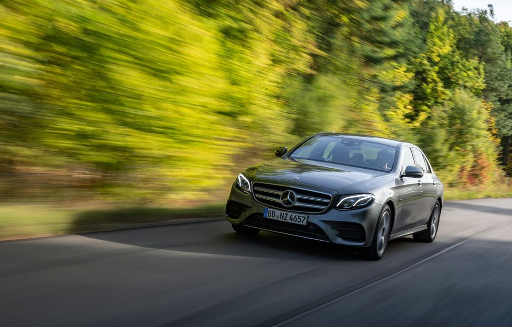 Mercedes-Benz Clasa E primește noi versiuni cu sistem hibrid de propulsie: până la 320 CP și autonomie în modul electric de 54 de kilometri - Poza 2