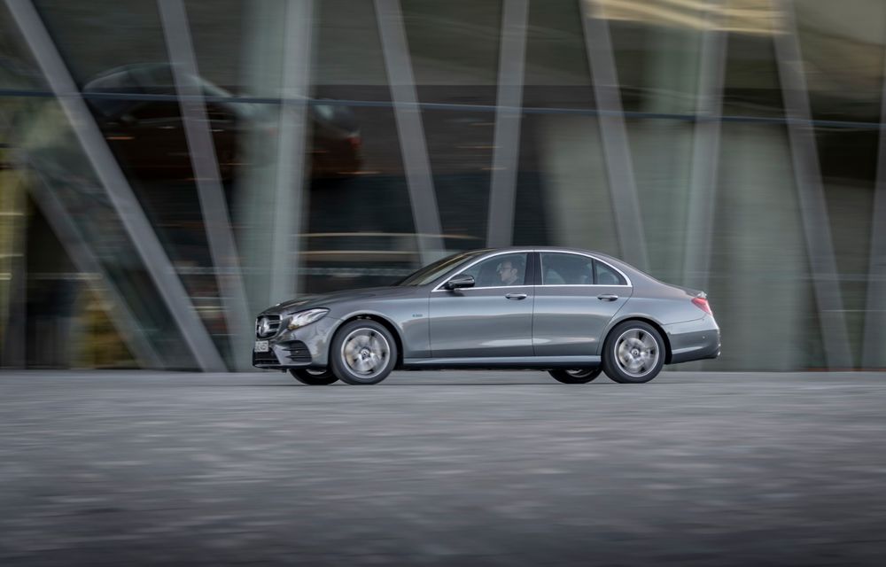 Mercedes-Benz Clasa E primește noi versiuni cu sistem hibrid de propulsie: până la 320 CP și autonomie în modul electric de 54 de kilometri - Poza 6