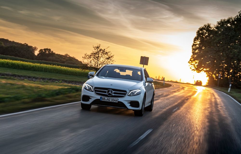 Mercedes-Benz Clasa E primește noi versiuni cu sistem hibrid de propulsie: până la 320 CP și autonomie în modul electric de 54 de kilometri - Poza 18