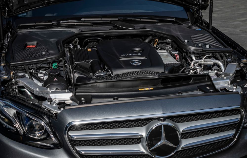 Mercedes-Benz Clasa E primește noi versiuni cu sistem hibrid de propulsie: până la 320 CP și autonomie în modul electric de 54 de kilometri - Poza 27