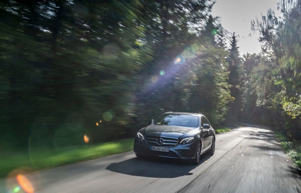 Mercedes-Benz Clasa E primește noi versiuni cu sistem hibrid de propulsie: până la 320 CP și autonomie în modul electric de 54 de kilometri - Poza 3