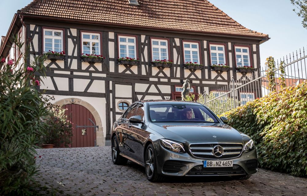Mercedes-Benz Clasa E primește noi versiuni cu sistem hibrid de propulsie: până la 320 CP și autonomie în modul electric de 54 de kilometri - Poza 9