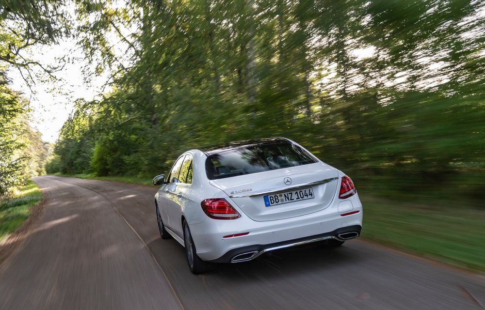 Mercedes-Benz Clasa E primește noi versiuni cu sistem hibrid de propulsie: până la 320 CP și autonomie în modul electric de 54 de kilometri - Poza 16