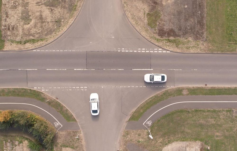 Ford testează o nouă tehnologie pentru mașinile autonome: vehiculele “comunică” între ele, iar viteza este ajustată pentru evitarea coliziunilor în intersecții - Poza 1