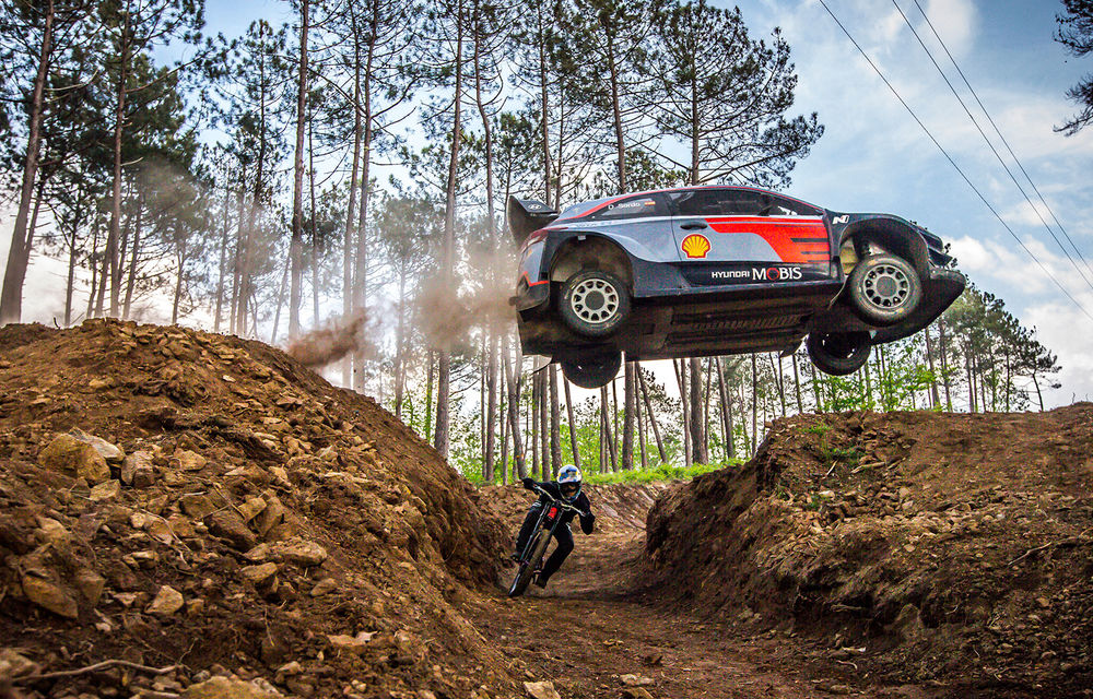 Cursă neobișnuită: un Hyundai i20 WRC și o bicicletă se întrec în inima Portugaliei - Poza 1