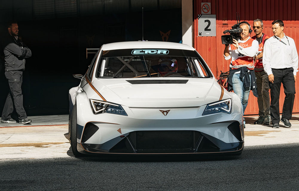 Prima apariție pe circuit a lui Cupra e-Racer: modelul electric va putea fi admirat din 2020 în cadrul unui campionat de turisme - Poza 2