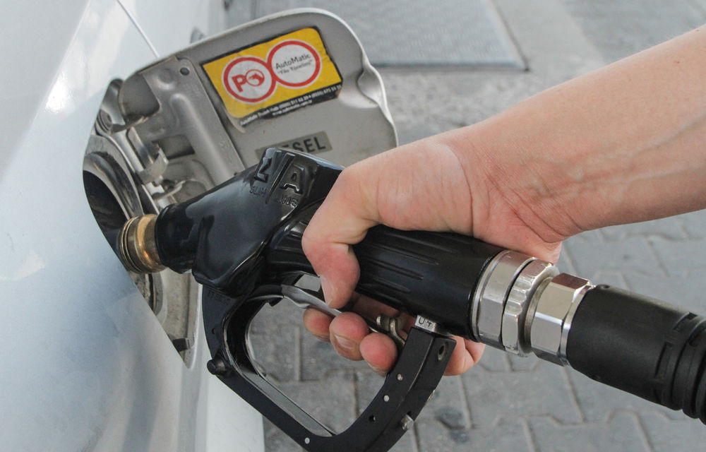 Prețurile la carburanți ar putea fi plafonate: autoritățile vor să se asigure că eliminarea supraccizei va avea efecte la pompă - Poza 1