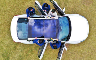 Hyundai și Kia vor introduce panouri solare pe plafonul unor modele: sistemul, disponibil inclusiv pentru mașini cu motoare termice