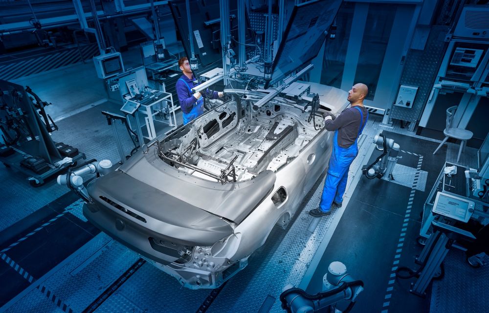BMW a demarat producția noului Seria 8 Cabrio: decapotabila bavarezilor este asamblată în cadrul fabricii din Dingolfing, Germania - Poza 2