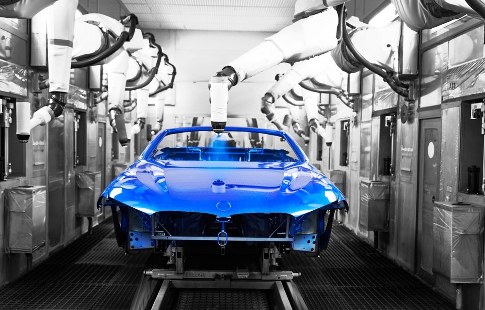 BMW a demarat producția noului Seria 8 Cabrio: decapotabila bavarezilor este asamblată în cadrul fabricii din Dingolfing, Germania - Poza 5