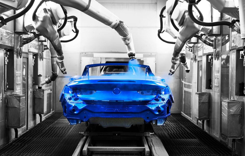 BMW a demarat producția noului Seria 8 Cabrio: decapotabila bavarezilor este asamblată în cadrul fabricii din Dingolfing, Germania - Poza 6