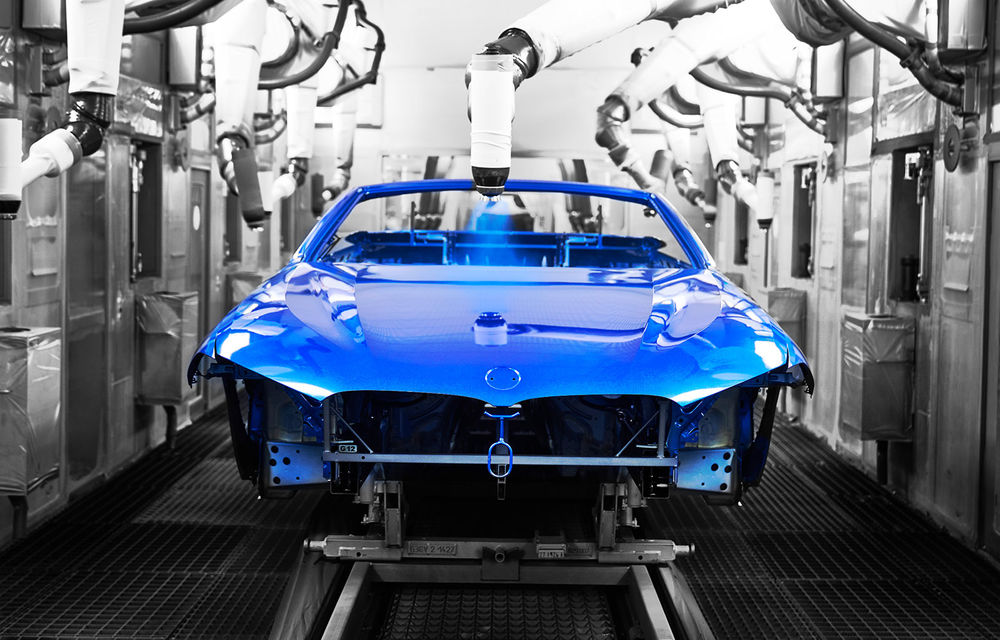 BMW a demarat producția noului Seria 8 Cabrio: decapotabila bavarezilor este asamblată în cadrul fabricii din Dingolfing, Germania - Poza 1