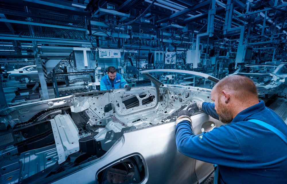 BMW a demarat producția noului Seria 8 Cabrio: decapotabila bavarezilor este asamblată în cadrul fabricii din Dingolfing, Germania - Poza 4