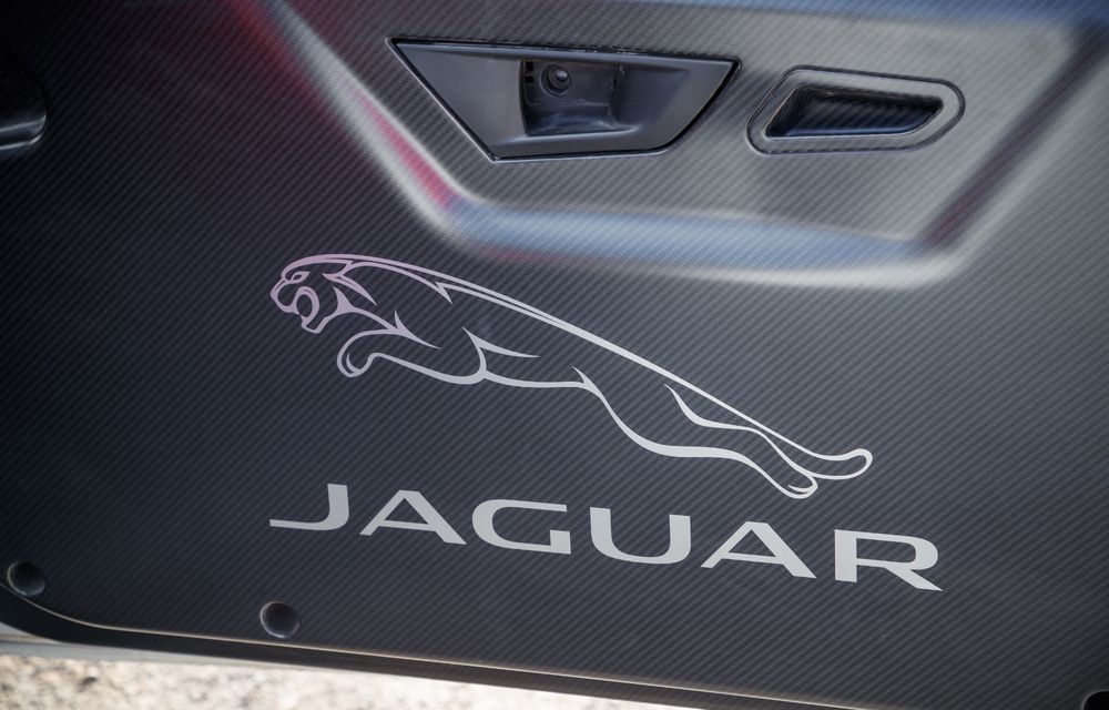 Aniversare în stil britanic: Jaguar a transformat două exemplare F-Type Cabrio în mașini destinate raliurilor pentru a sărbători 70 de ani de la debutul lui XK 120 - Poza 23