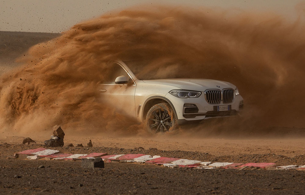 Virajele circuitului de Formula 1 de la Monza, &quot;desenate&quot; în nisipul deșertului Sahara: BMW X5 a fost modelul care a înfruntat traseul din Maroc - Poza 1