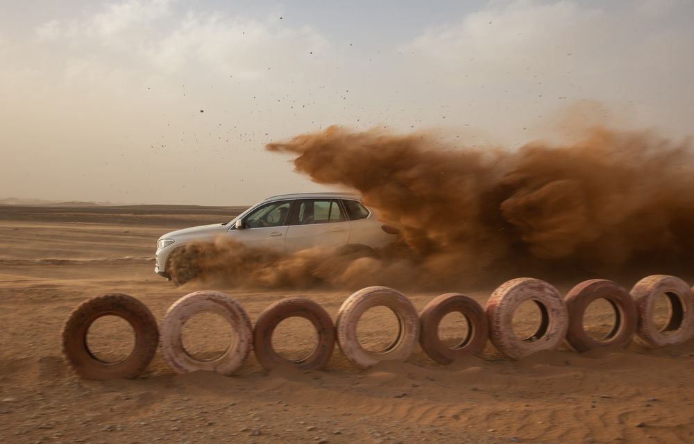 Virajele circuitului de Formula 1 de la Monza, &quot;desenate&quot; în nisipul deșertului Sahara: BMW X5 a fost modelul care a înfruntat traseul din Maroc - Poza 5