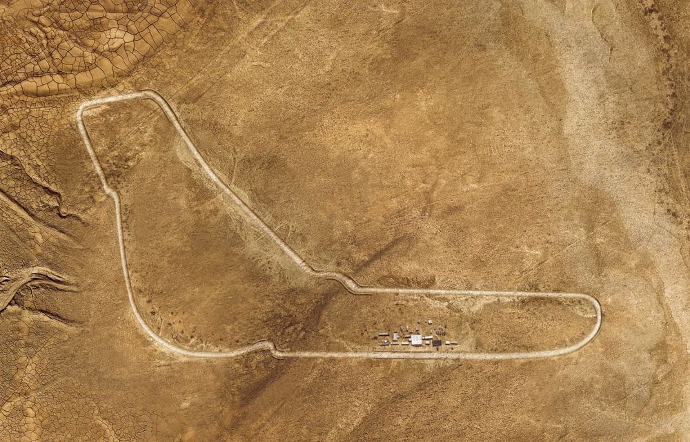 Virajele circuitului de Formula 1 de la Monza, &quot;desenate&quot; în nisipul deșertului Sahara: BMW X5 a fost modelul care a înfruntat traseul din Maroc - Poza 8