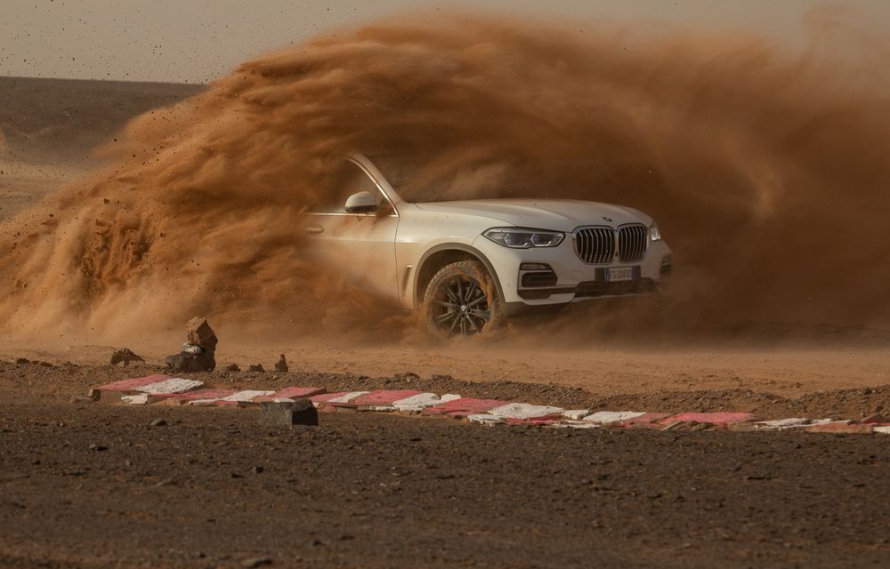 Virajele circuitului de Formula 1 de la Monza, &quot;desenate&quot; în nisipul deșertului Sahara: BMW X5 a fost modelul care a înfruntat traseul din Maroc - Poza 4