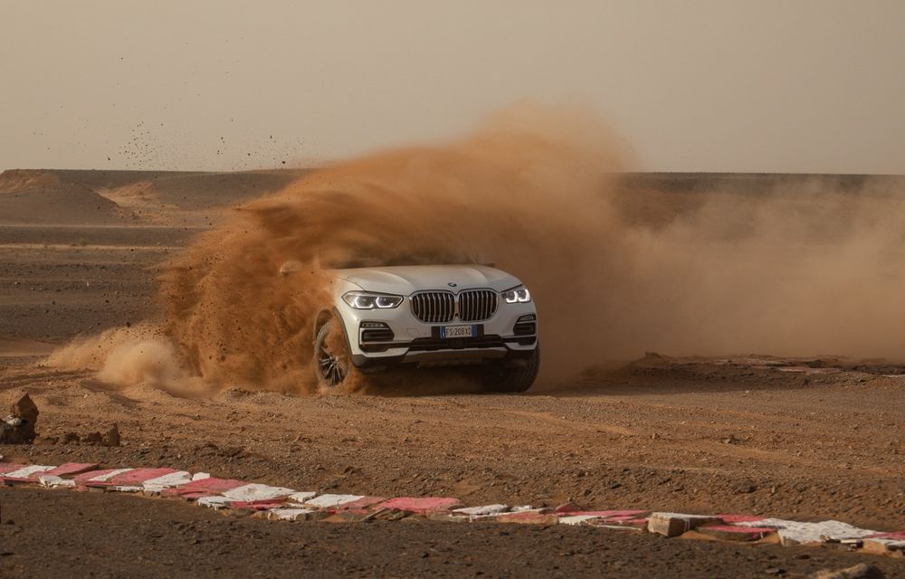 Virajele circuitului de Formula 1 de la Monza, &quot;desenate&quot; în nisipul deșertului Sahara: BMW X5 a fost modelul care a înfruntat traseul din Maroc - Poza 2
