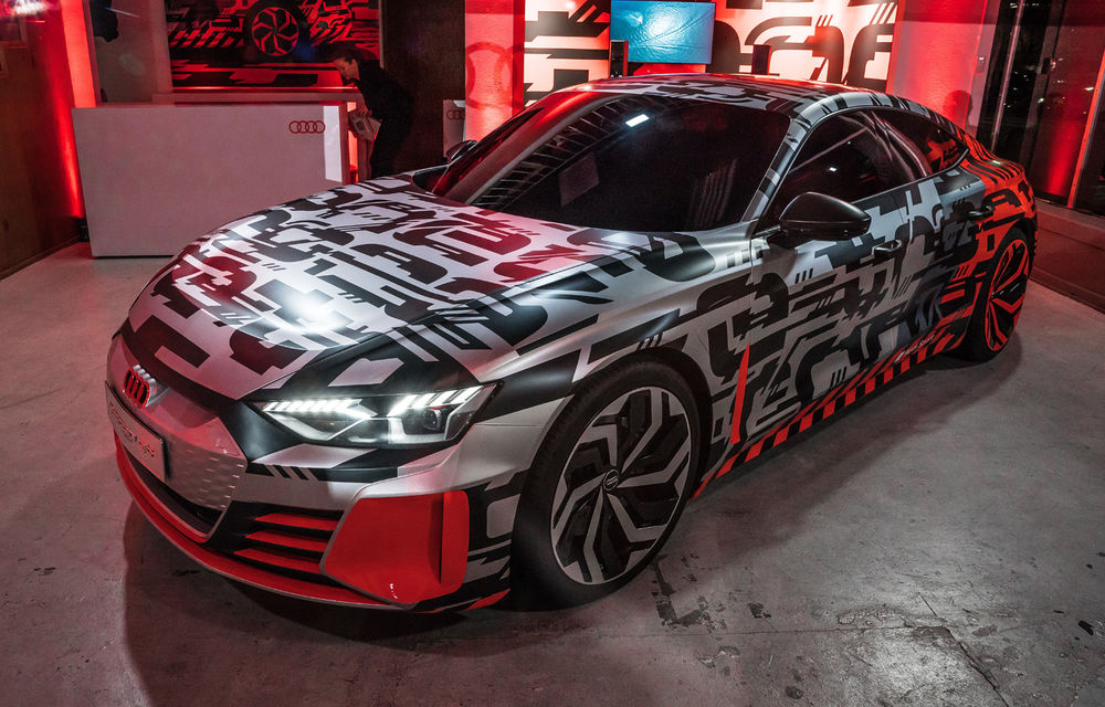 Imagini cu Audi e-tron GT sub camuflaj: conceptul sportivei electrice este bazat pe Porsche Taycan - Poza 1