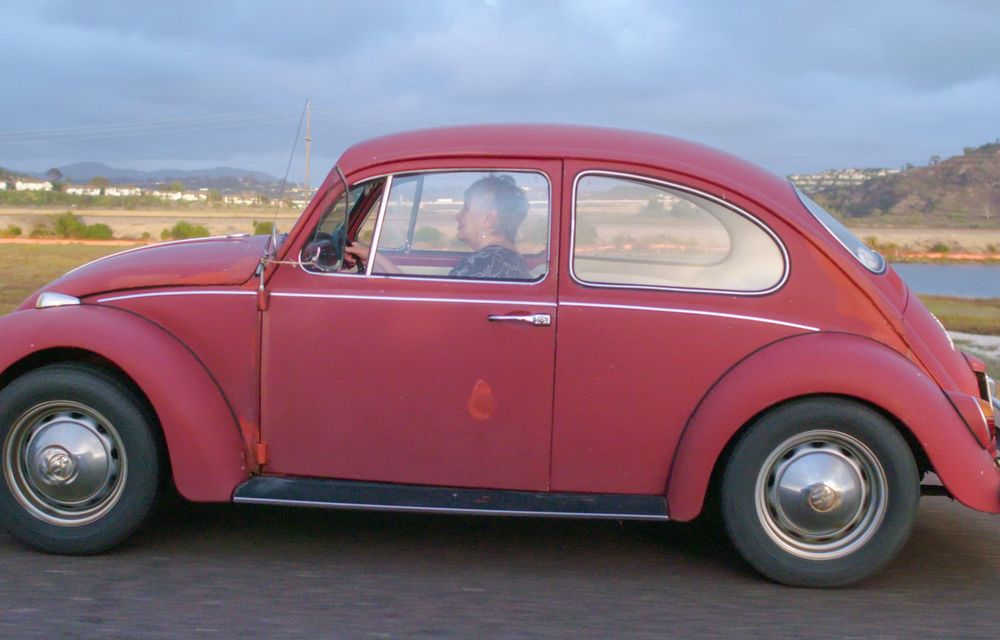 Cel mai frumos cadou: Volkswagen a restaurat complet un Beetle folosit zi de zi de posesoarea sa din 1966 încoace - Poza 5