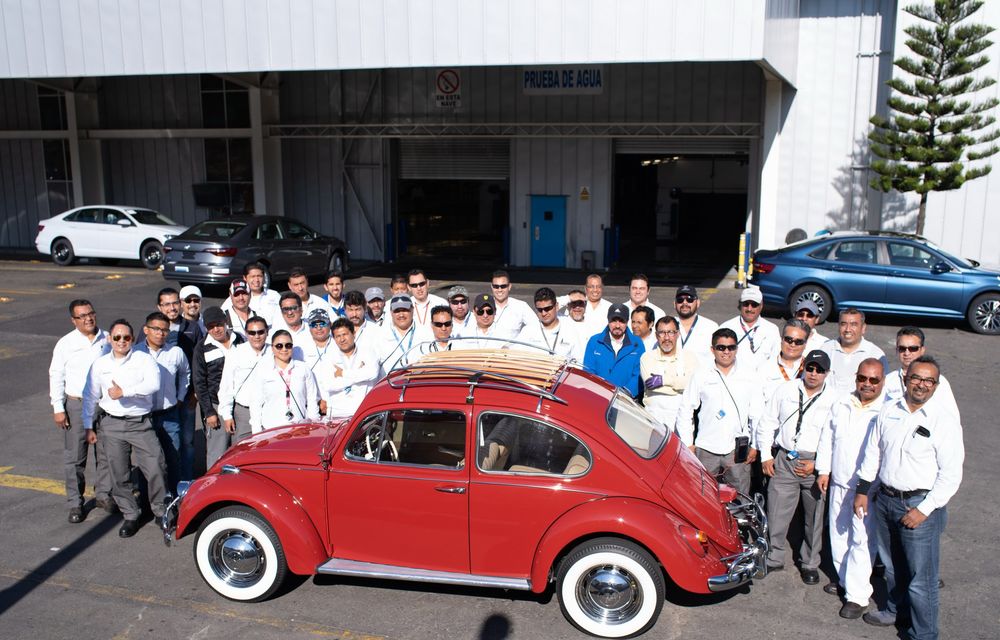 Cel mai frumos cadou: Volkswagen a restaurat complet un Beetle folosit zi de zi de posesoarea sa din 1966 încoace - Poza 28