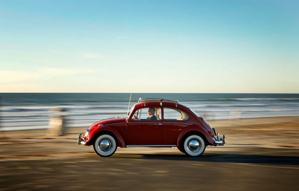 Cel mai frumos cadou: Volkswagen a restaurat complet un Beetle folosit zi de zi de posesoarea sa din 1966 încoace - Poza 33