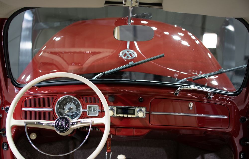 Cel mai frumos cadou: Volkswagen a restaurat complet un Beetle folosit zi de zi de posesoarea sa din 1966 încoace - Poza 30