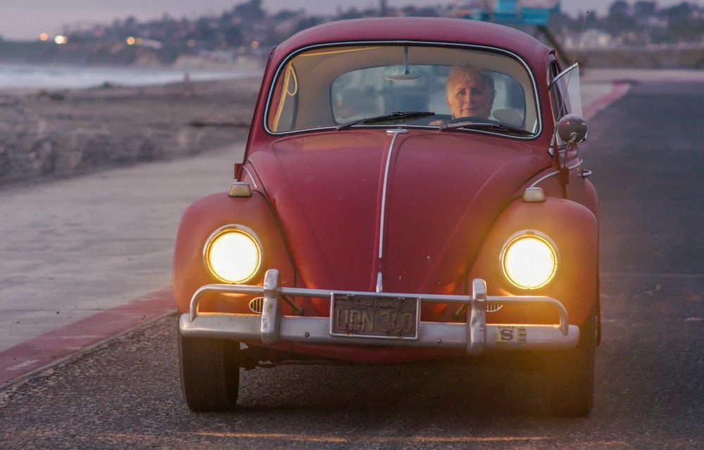 Cel mai frumos cadou: Volkswagen a restaurat complet un Beetle folosit zi de zi de posesoarea sa din 1966 încoace - Poza 3