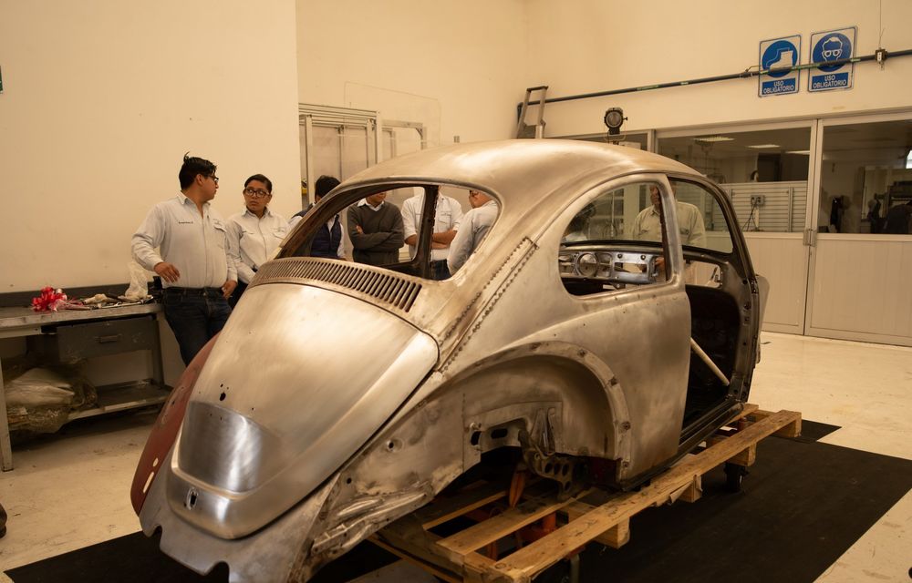 Cel mai frumos cadou: Volkswagen a restaurat complet un Beetle folosit zi de zi de posesoarea sa din 1966 încoace - Poza 22