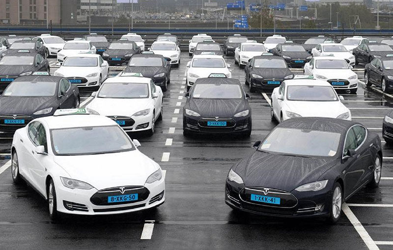 Vești dintr-o lume paralelă: 70% dintre cele un milion de curse de taxi bifate în acest an pe aeroportul din Amsterdam au fost realizate de mașini electrice din gama Tesla - Poza 2
