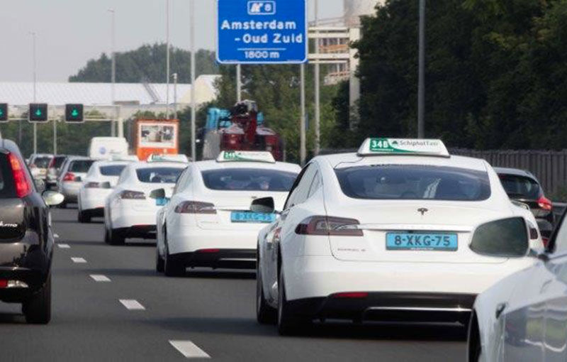 Vești dintr-o lume paralelă: 70% dintre cele un milion de curse de taxi bifate în acest an pe aeroportul din Amsterdam au fost realizate de mașini electrice din gama Tesla - Poza 1